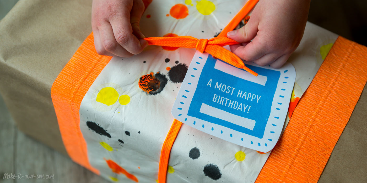 » UpCycling Gift Wrap Idea Shoes