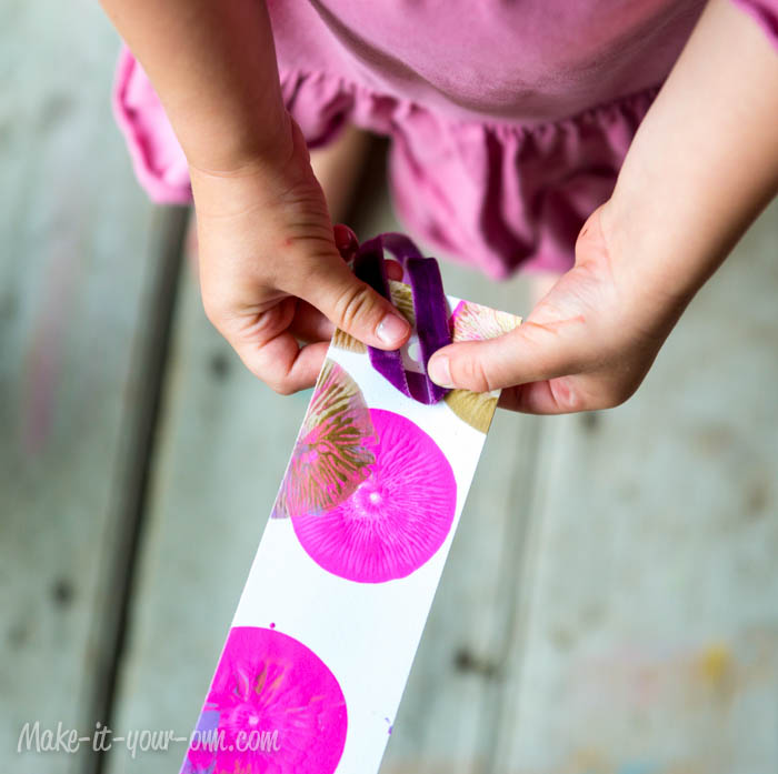 Back to School: Personalizing a Bookmark with Balloon Painting at make-it-your-own.com (Art, craft and activities for children)