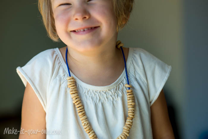 Road Trip Idea: Snack Necklace from make-it-your-own.com