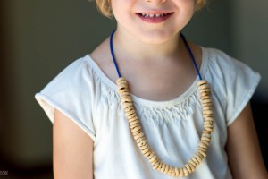 Road Trip Idea: Snack Necklace from make-it-your-own.com