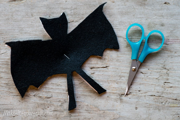 Halloween: Bat Pin from make-it-your-own.com (Art, crafts & activities for kids)