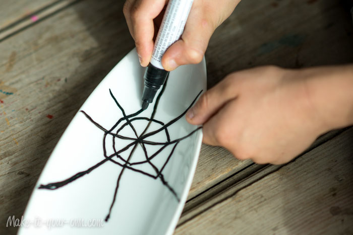 Halloween: Up-cycling- Spider Web Dish from make-it-your-own.com (Art, crafts & activities for kids)