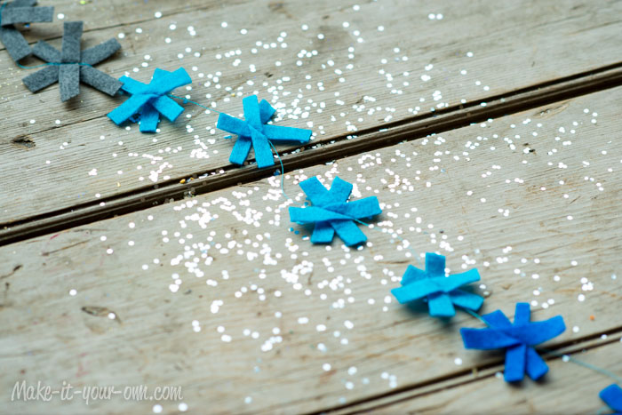 Simple Snowflake Garland from make-it-your-own.com (Art, crafts & activities for kids)