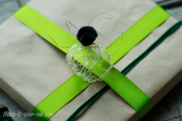 Spider & Egg Sac Present Topper from make-it-your-own.com (Art, crafts & activities for kids)