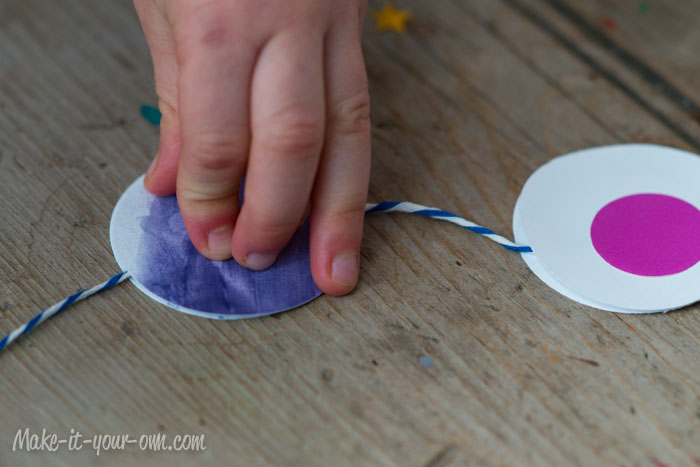 Decorating with Children's Artwork: Simple Garland from make-it-your-own.com (Art, crafts and activities for kids)