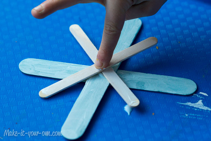 Simple Snowflake from make-it-your-own.com (Art, crafts & activities for kids)