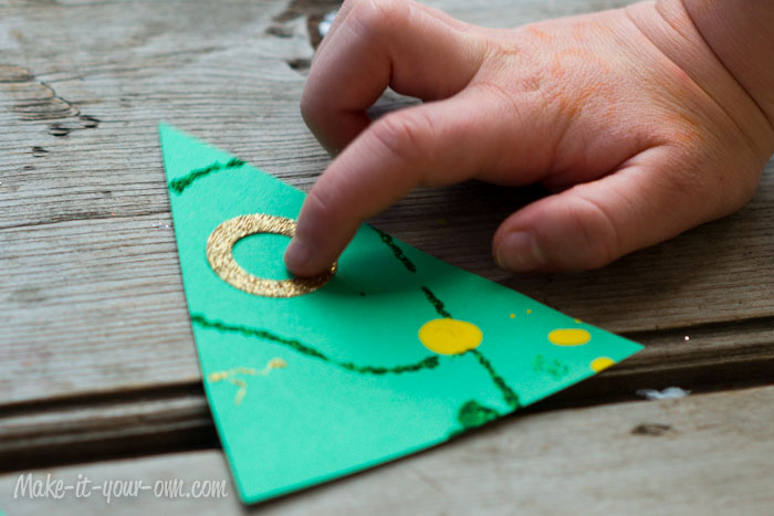 Decorating with Children's Artwork: Tree Tags from make-it-your-own.com (Art, crafts and activities for kids)