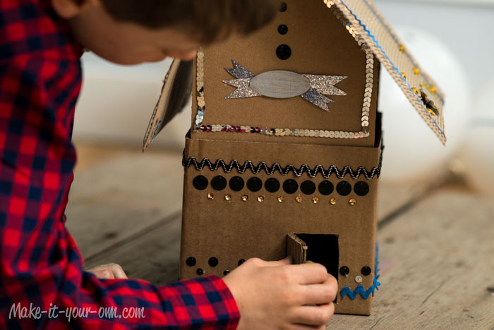 Cardboard Gingerbread House from make-it-your-own.com (Art, crafts and activities for kids)