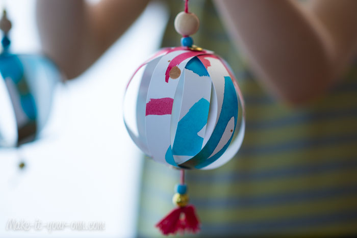 Decorating with Children's Artwork: Paper Strip Ornaments from make-it-your-own.com (Art, crafts and activities for kids)