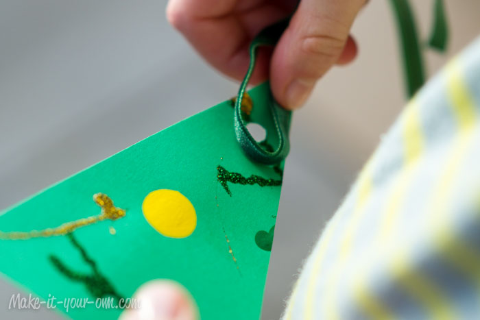 Decorating with Children's Artwork: Tree Tags from make-it-your-own.com (Art, crafts and activities for kids)
