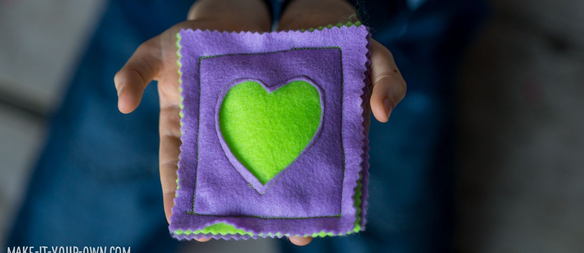 Peek-a-Boo Heart Bean Bags from make-it-your-own.com (Crafts & activities for kids)