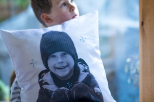 Catching Snowflakes Family Pillows from make-it-your-own.com (Crafts & activities for kids