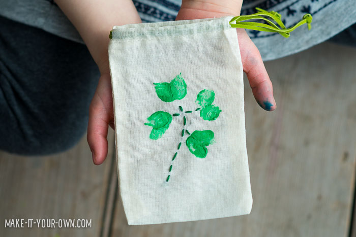 Fingerprint Treat Bags (Perfect for St. Patrick's Day) with make-it-your-own.com (Crafts & activities for kids)