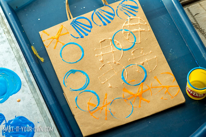 Painting with Elastics from make-it-your-own.com (Crafts and activities for kids)