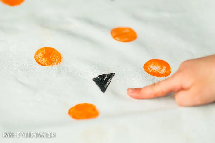 Stamping with Blocks with make-it-your-own.com (Crafts & activities for kids) *This is a great trick to hide stains!
