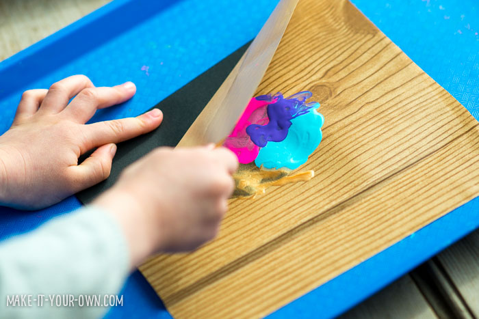 Finger Painting Easter Egg Card from make-it-your-own.com (Crafts & activities for kids)