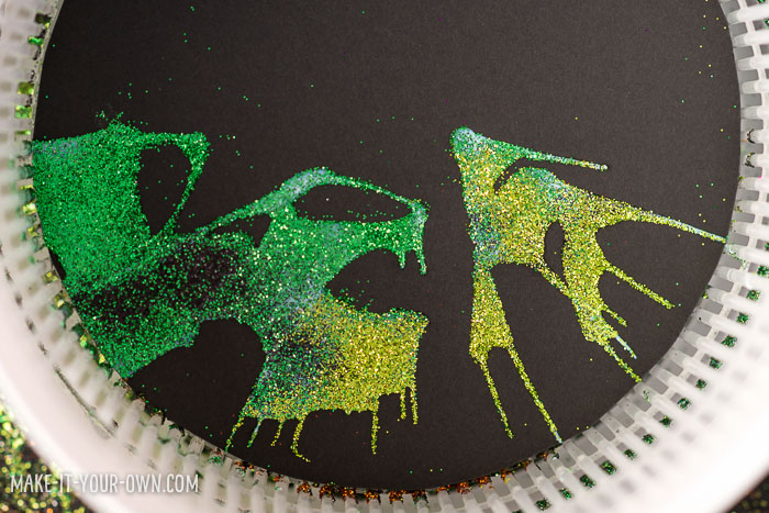 Glitter Spin Art with make-it-your-own.com (Crafts & activities for kids!)