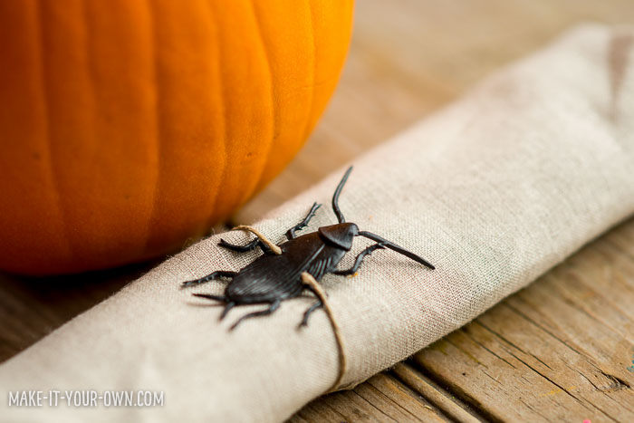 Bug Napkin Ties (Perfect for Halloween!) with make-it-your-own.com (Crafts & activities for kids)