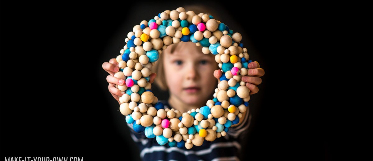Beaded Winter Wreath with make-it-your-own.com (Crafts & activities for kids)