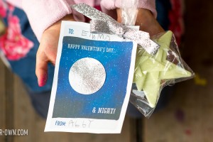 Make the Moon Valentine Card with make-it-your-own.com (Creative activities for kids!)