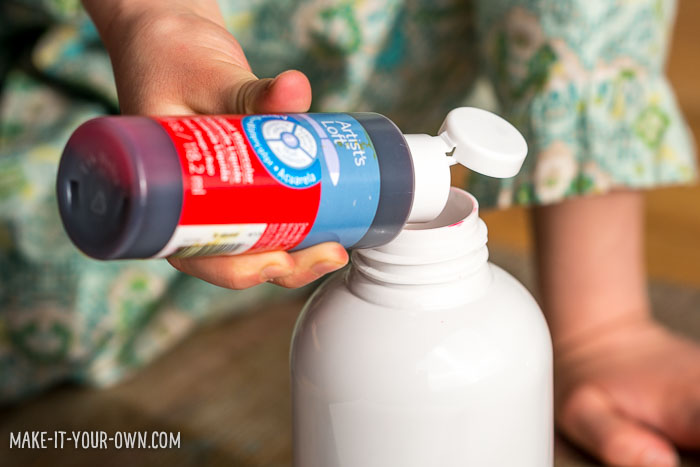 Painting with foaming soap pump with make-it-your-own.com (Creative activities for kids!)