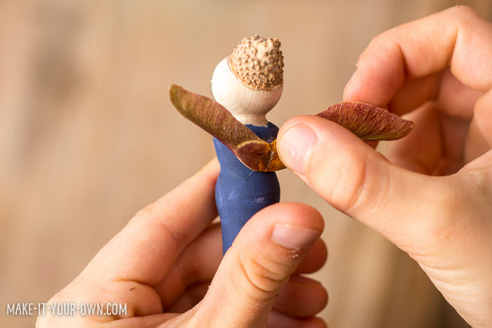 Autumn Fairy Small World:  Use items found in nature to create these Fall peg dolls!