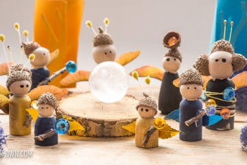 Autumn Fairy Small World: Use items found in nature to create these Fall peg dolls!