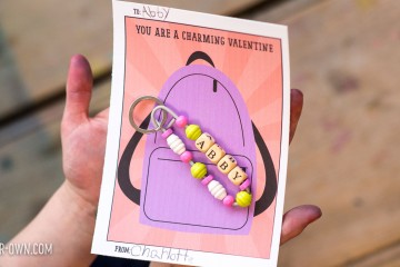 Backpack Charm Valentine: Make this friendship pin to accessorize your friend's backpack. Download the free printable card as well!