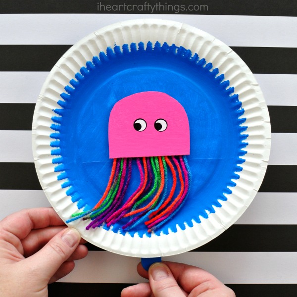 Swimming Jelly Fish Paper Plate Fish Puppet Craft from I Heart Crafty Things