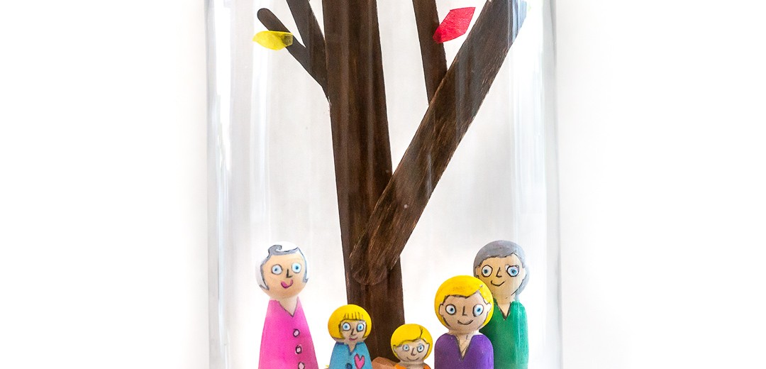 Make a Fall Tree with a set of peg dolls to go along with it- a beautiful family keepsake!