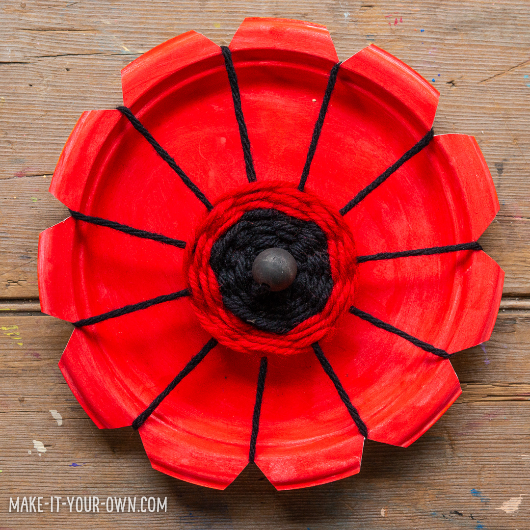 WOVEN PAPER PLATE POPPIES: Use a paper plate to create this beautiful poppies with a yarn weave centre!