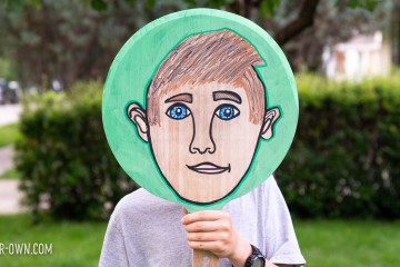 PIZZA PAN PORTRAITS: Use a Pizza server to make a self portrait! These would also make great masks. Perfect for back to school and All About Me units! #portrait #selfportrait #allaboutme #backtoschool #drawingidea #crafts #craftsforkids #art #artforkids