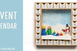 Create your own ADVENT CALENDAR with this snowy scene with your family portrait and a snowman! (Made of peg people and beads). This makes a beautiful, handmade holiday gift! We provide you with ideas for what to include in your countdown to Christmas as well.
