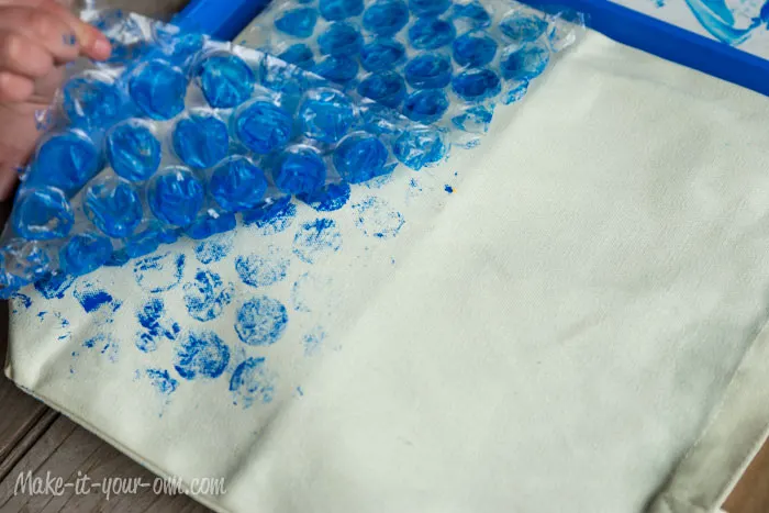Removing Bubble Wrap Beach Bag make-it-your-own.com
