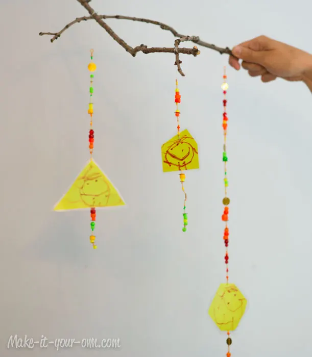 Kid Artwork Mobile from make-it-your-own.com