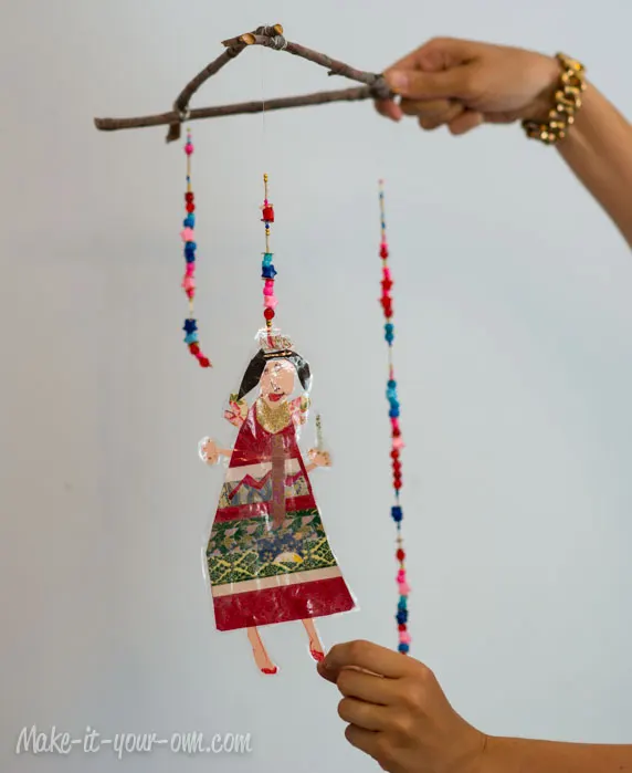 Kid Artwork Mobile from make-it-your-own.com