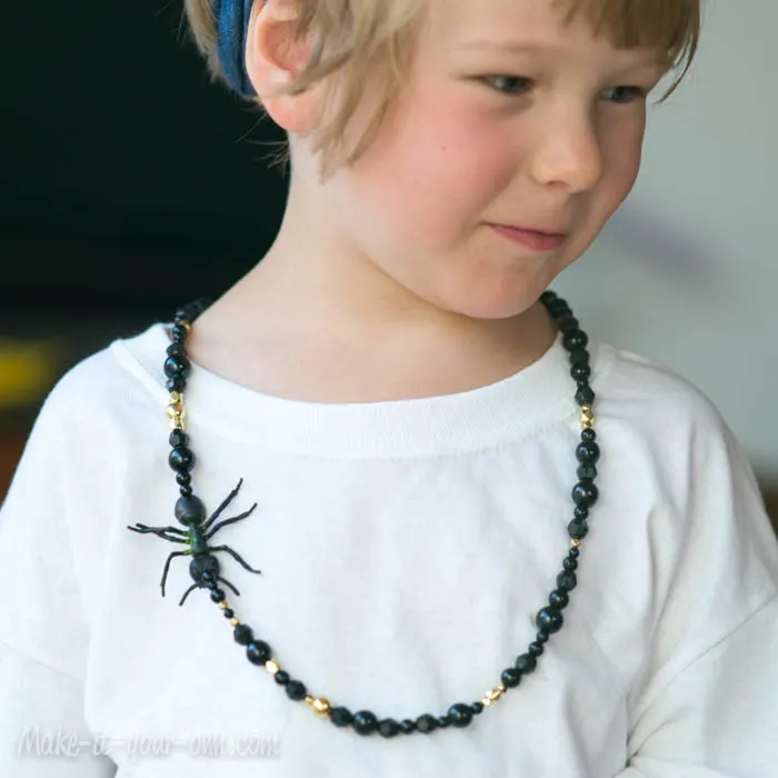 Halloween: Spooky Necklace from make-it-your-own.com (Art, crafts & activities for kids)