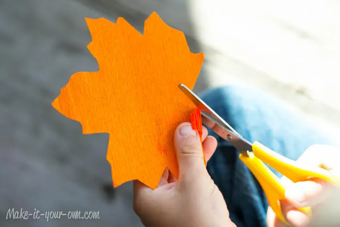 Fall Fun: Traced Leaves- Wall Hanging from make-it-your-own.com (Art, crafts and activities for kids)