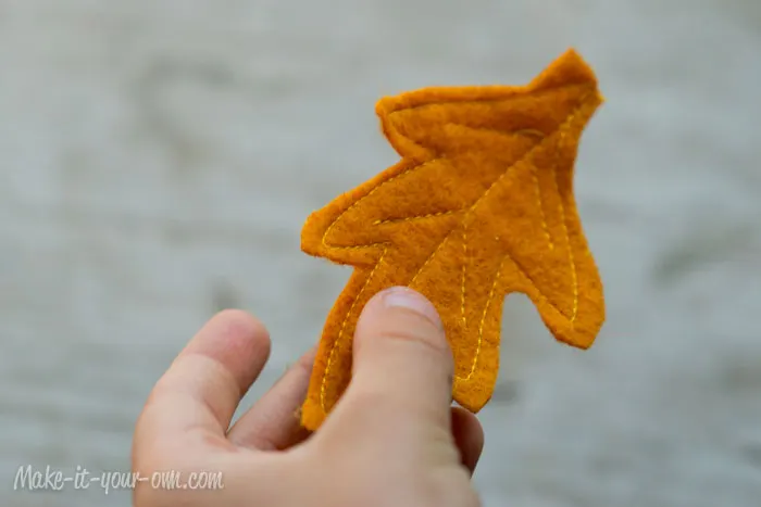 Fall Fun: Traced Leaves- Wall Hanging from make-it-your-own.com (Art, crafts and activities for kids)