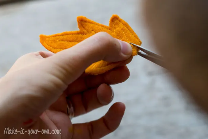Fall Fun: Traced Leaves- Wall Hanging from make-it-your-own.com (Art, crafts and activities for kids)