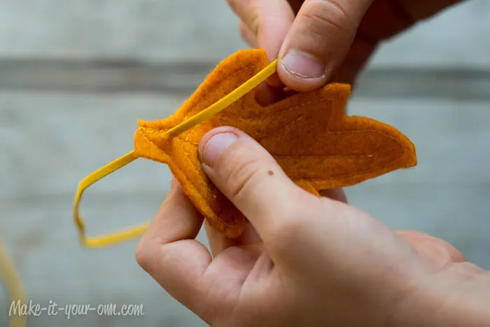 Fall Fun: Traced Leaves- Wall Hanging from make-it-your-own.com (Art, crafts and activities for kids)