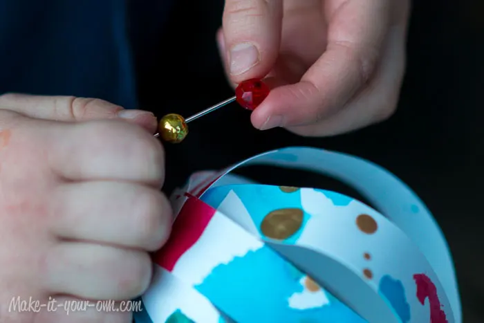 Decorating with Children's Artwork: Paper Strip Ornaments from make-it-your-own.com (Art, crafts and activities for kids)