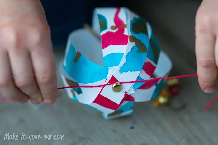 Decorating with Children's Artwork: Paper Strip Ornaments from make-it-your-own.com (Art, crafts and activities for kids)