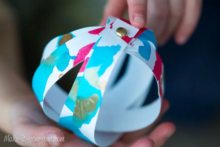 Decorating with Children's Artwork: Paper Strip Ornaments from make-it-your-own.com (Art, crafts and activities for kids)