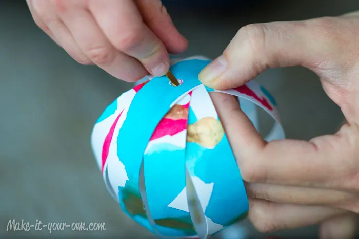 Decorating with Children's Artwork: Paper Strip Ornaments from make-it-your-own.com (Art, crafts and activities for kids)