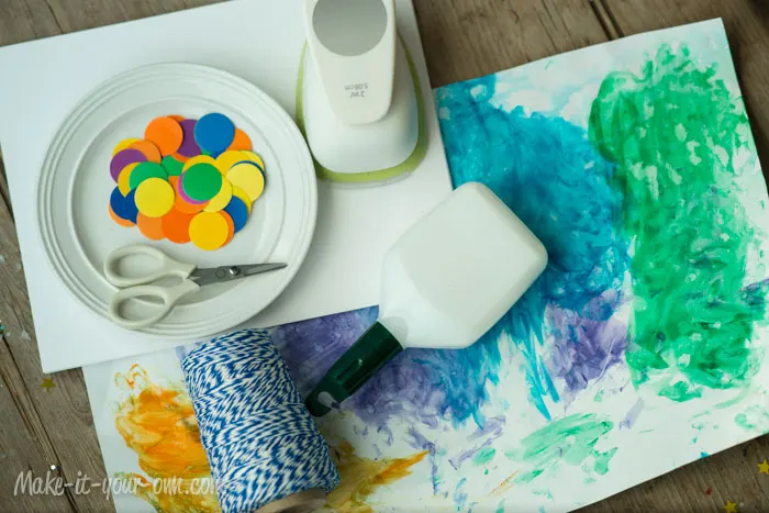 Decorating with Children's Artwork: Simple Garland from make-it-your-own.com (Art, crafts and activities for kids)