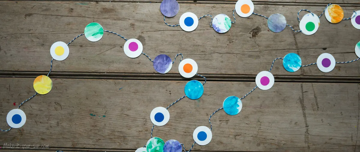 Decorating with Children's Artwork: Simple Garland from make-it-your-own.com (Art, crafts and activities for kids)
