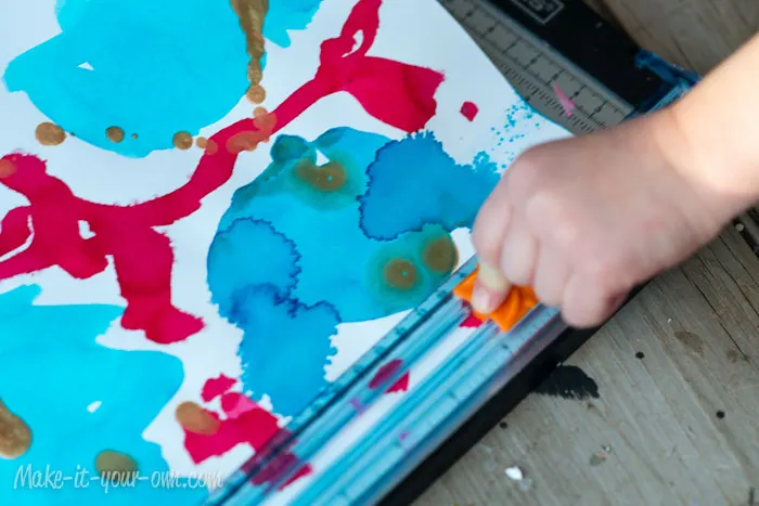 Decorating with Children's Artwork: Paper Strip Ornaments from make-it-your-own.com (Art, crafts and activities for kids)