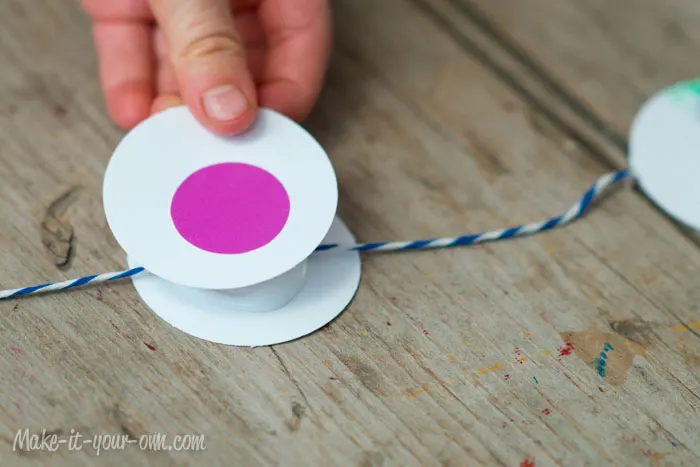 Decorating with Children's Artwork: Simple Garland from make-it-your-own.com (Art, crafts and activities for kids)
