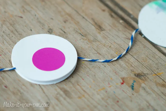 Decorating with Children's Artwork: Simple Garland from make-it-your-own.com (Art, crafts and activities for kids)